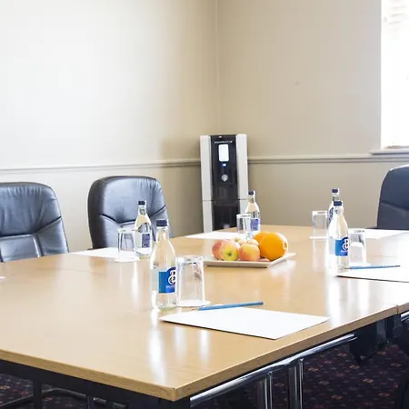 מלון Springhill Court & Leisure Club 3*